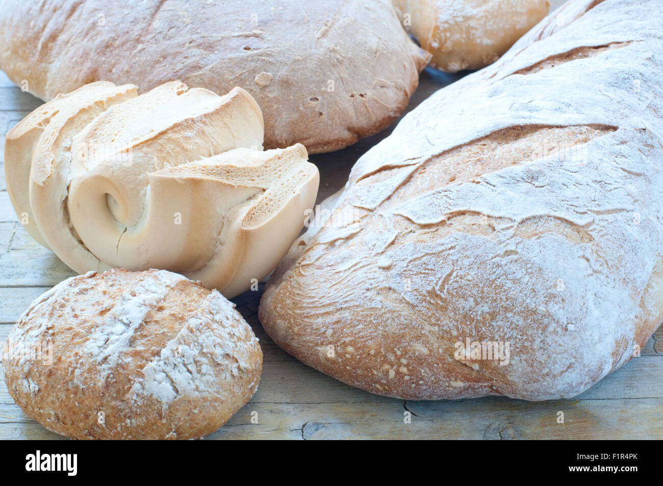 Différentes variétés de pâtes italiennes et du pain fait maison Banque D'Images