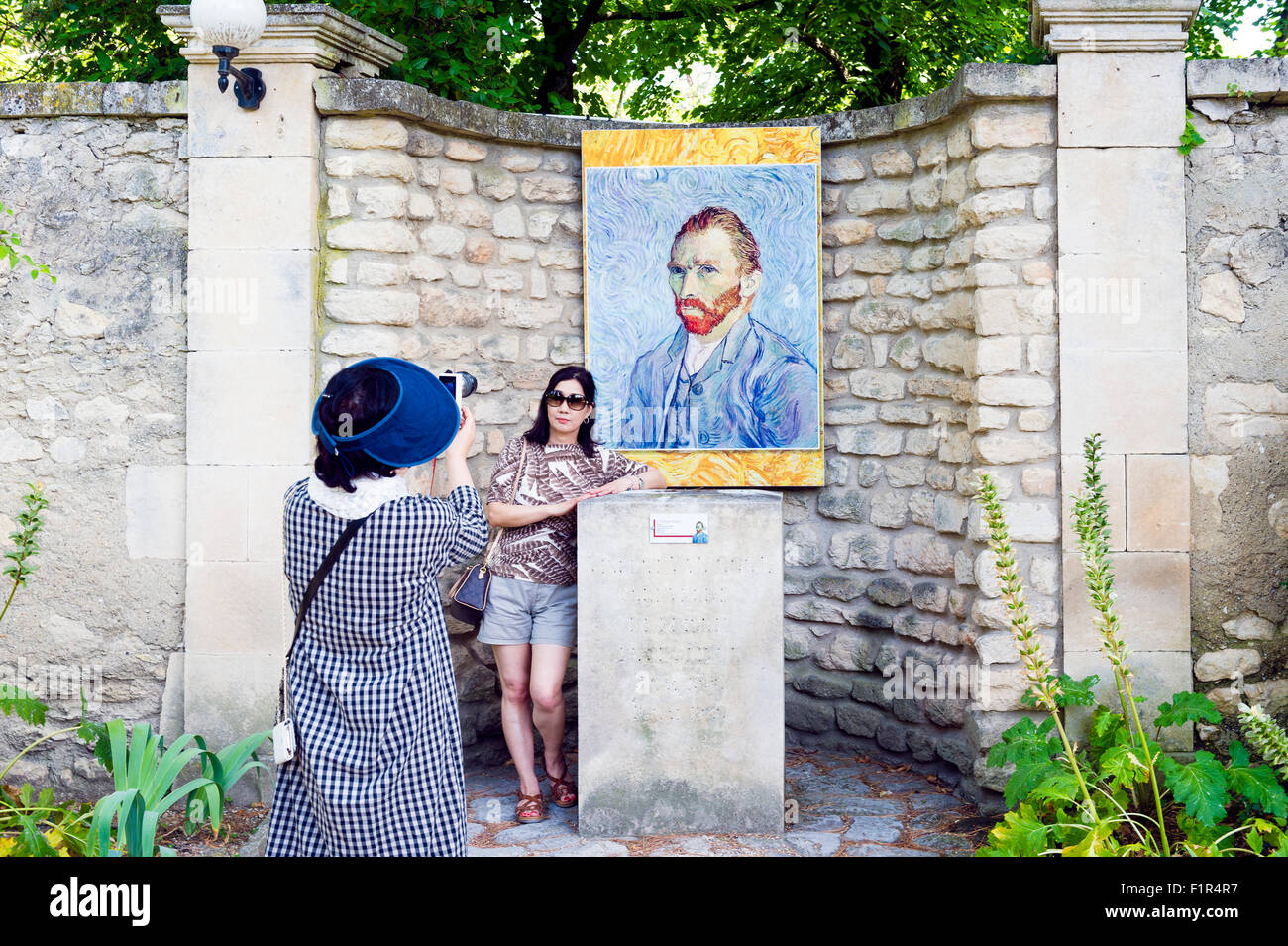 L'Europe. La France. Bouches-du-Rhône Saint-Rémy-de-Provence. Les touristes chinois se photographier devant une statue de Van Gogh Banque D'Images