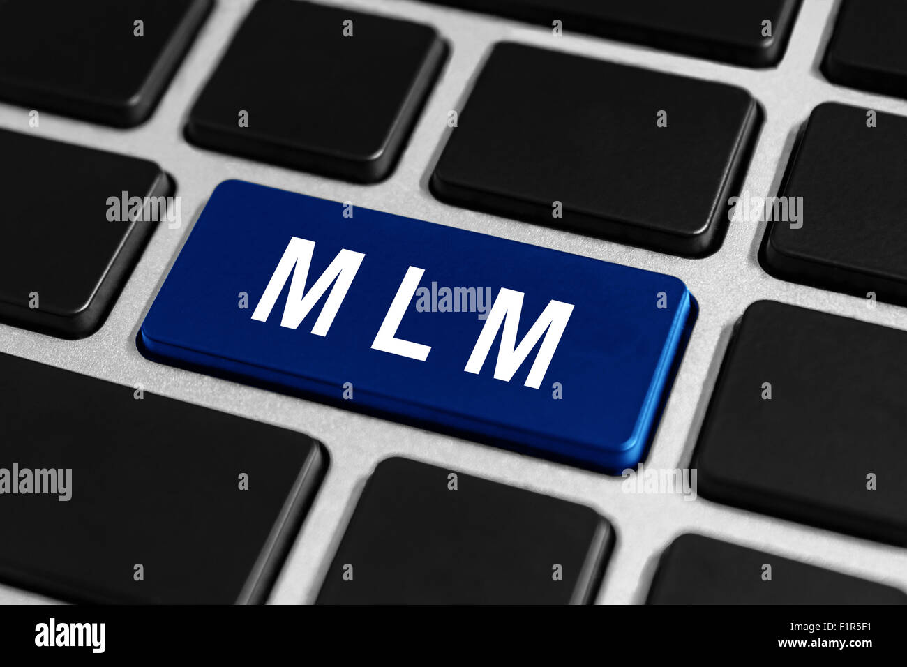 MLM ou Marketing Multi de niveau bouton bleu sur le clavier, concept d'entreprise Banque D'Images