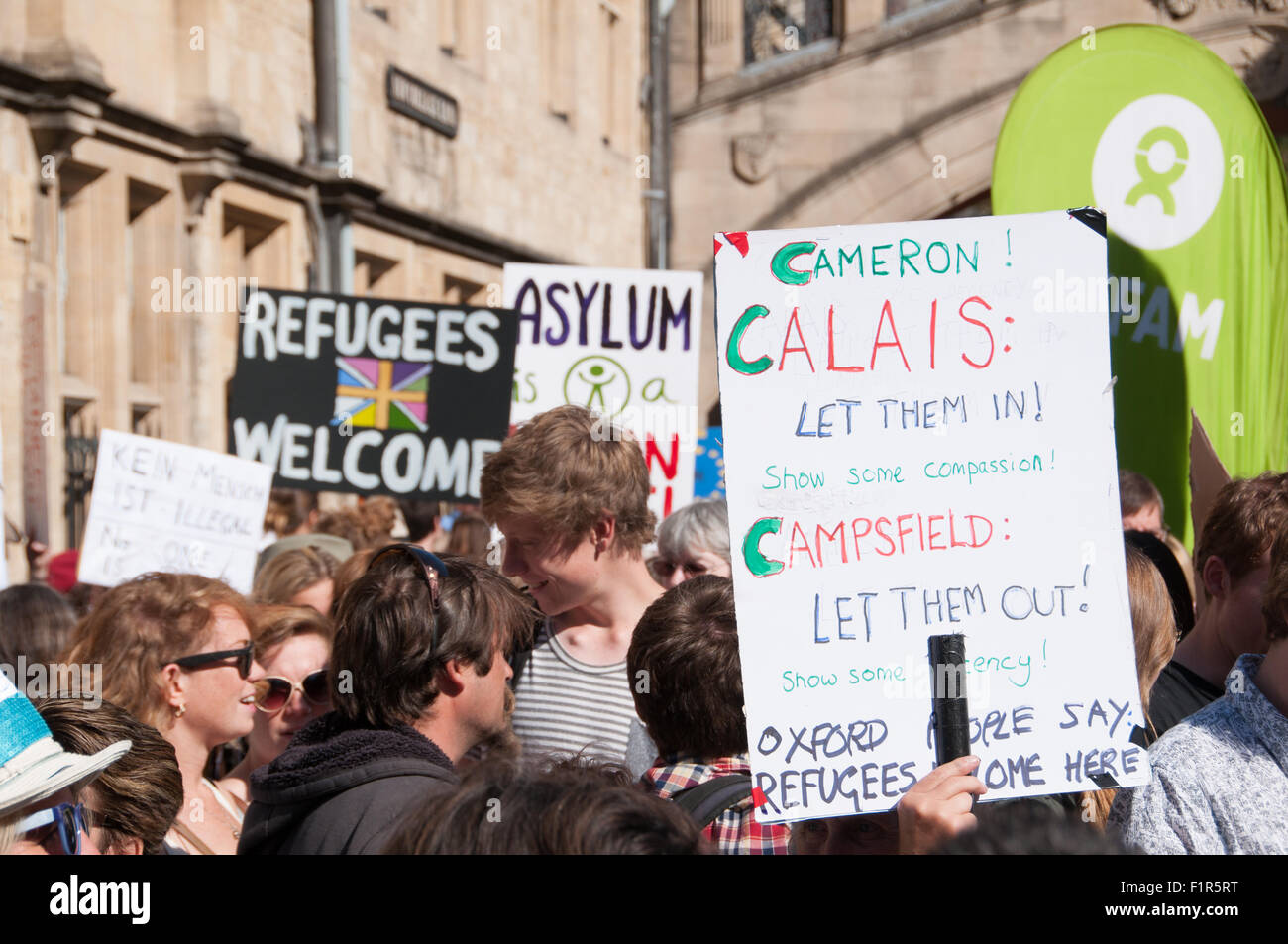 Oxford, Oxfordshire, UK. 6 septembre 2015, des centaines de réfugiés atend manifestation à Oxford. Credit : Stanislav Halcin/Alamy Live News Banque D'Images