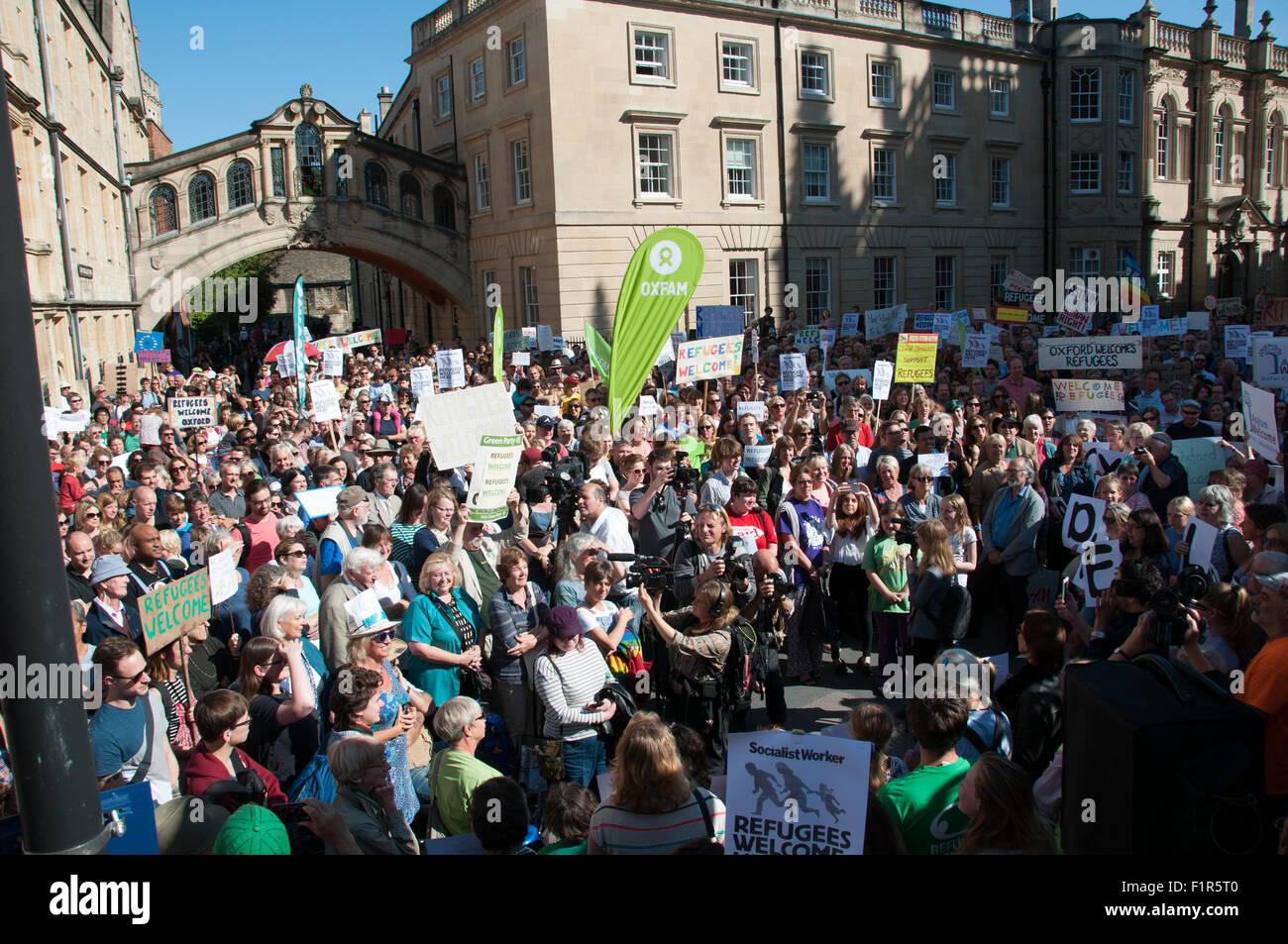 Oxford, Oxfordshire, UK. 6 septembre 2015, des centaines de réfugiés atend manifestation à Oxford. Credit : Stanislav Halcin/Alamy Live News Banque D'Images