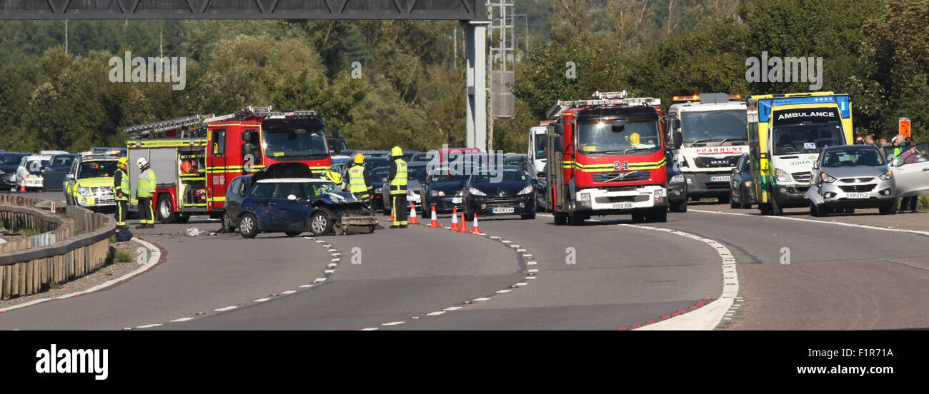 Le Hampshire, au Royaume-Uni. 6 Septembre, 2015. A27 Accident de la route impliquant un conducteur six voitures Cut gratuitement de l'épave et l'avion pour hospitial par air ambulance transport moyen et barrière endommagé Crédit : UKNIP/Alamy Live News Banque D'Images