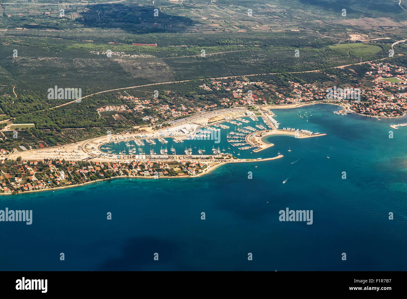 Vue sur le village et la marina Dalmacija Sukosan, Croatie, Dalmatie county d'îles dans l'arrière-plan Banque D'Images