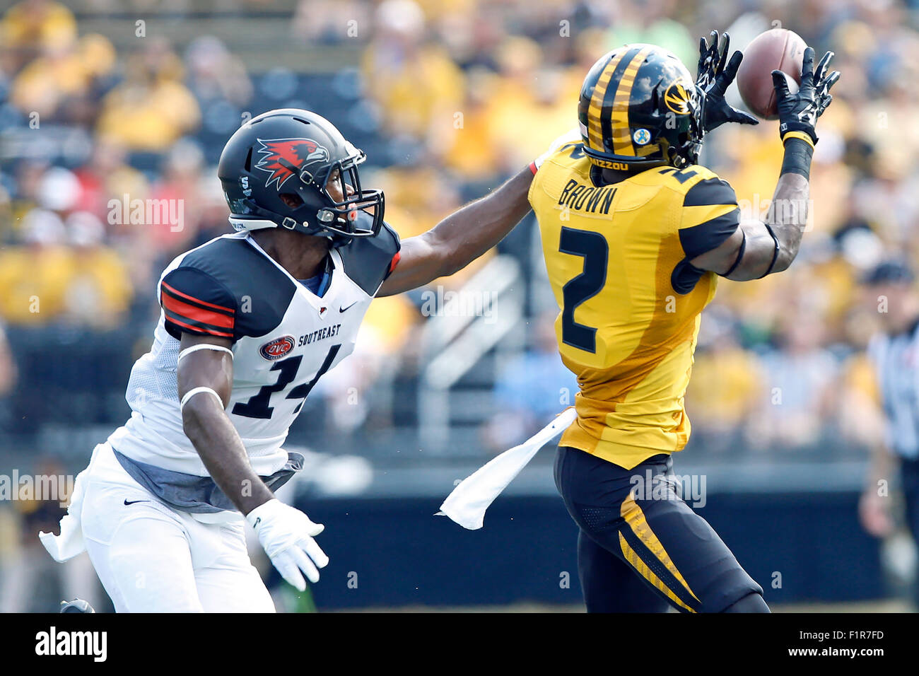 Colombie-britannique, Montana, USA. 5 Septembre, 2015. Missouri Tigers receveur Nate Brown (2) attrape un col comme il est défendu par le sud-est de la sécurité de l'État du Missouri Redhawks David Coley (14) au cours du premier trimestre d'un match de football de la NCAA à Faurot Field dans Memorial Stadium à Columbia, Missouri ve a gagné le match 34-3. Credit : Cal Sport Media/Alamy Live News Banque D'Images