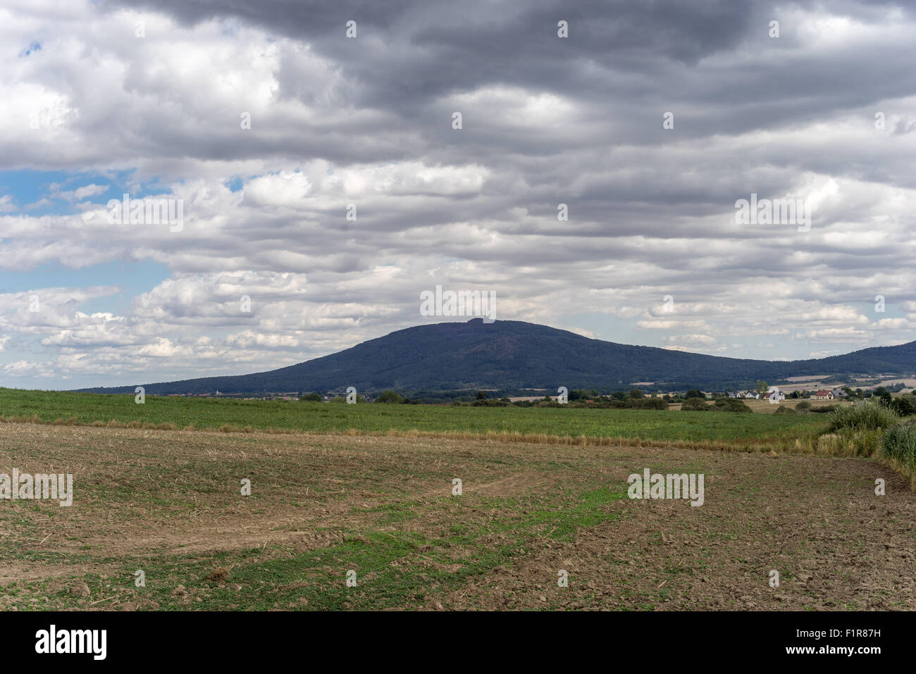 Nimbus gris dramatique nuages dans le ciel au-dessus des champs Basse Silésie Pologne Banque D'Images