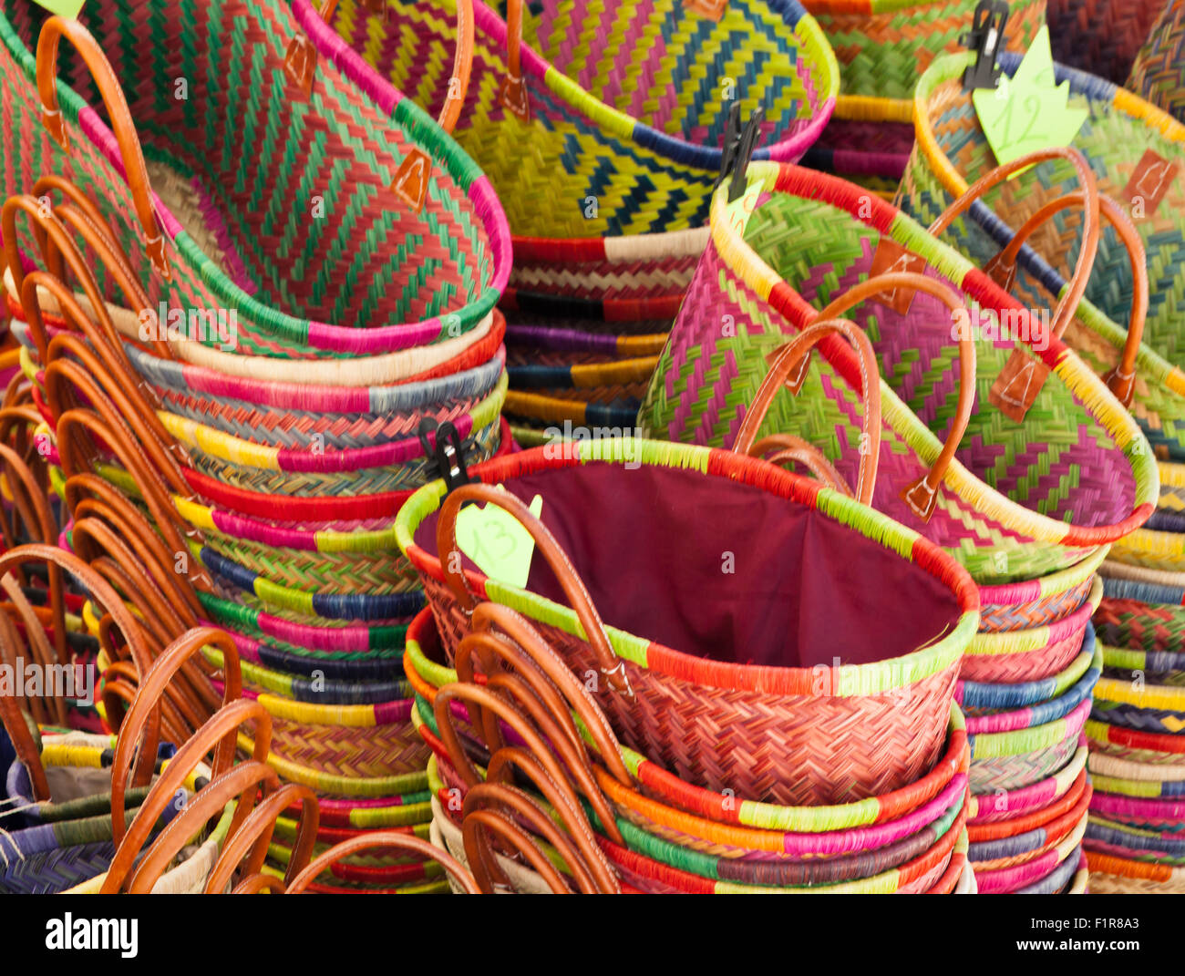 Paniers colorés sur le marché, le Tarn-et-Garonne, Midi-pyrénées, dans le sud de la France, 2015 Banque D'Images