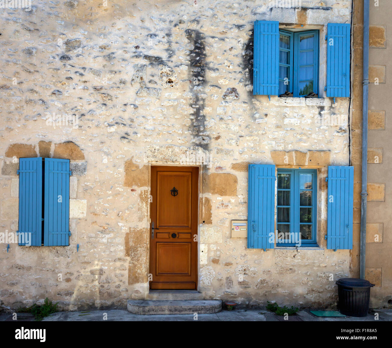 Brown porte et volets bleus maison rustique dans le Tarn-et-Garonne, Midi-pyrénées, dans le sud de la France, 2015 Banque D'Images
