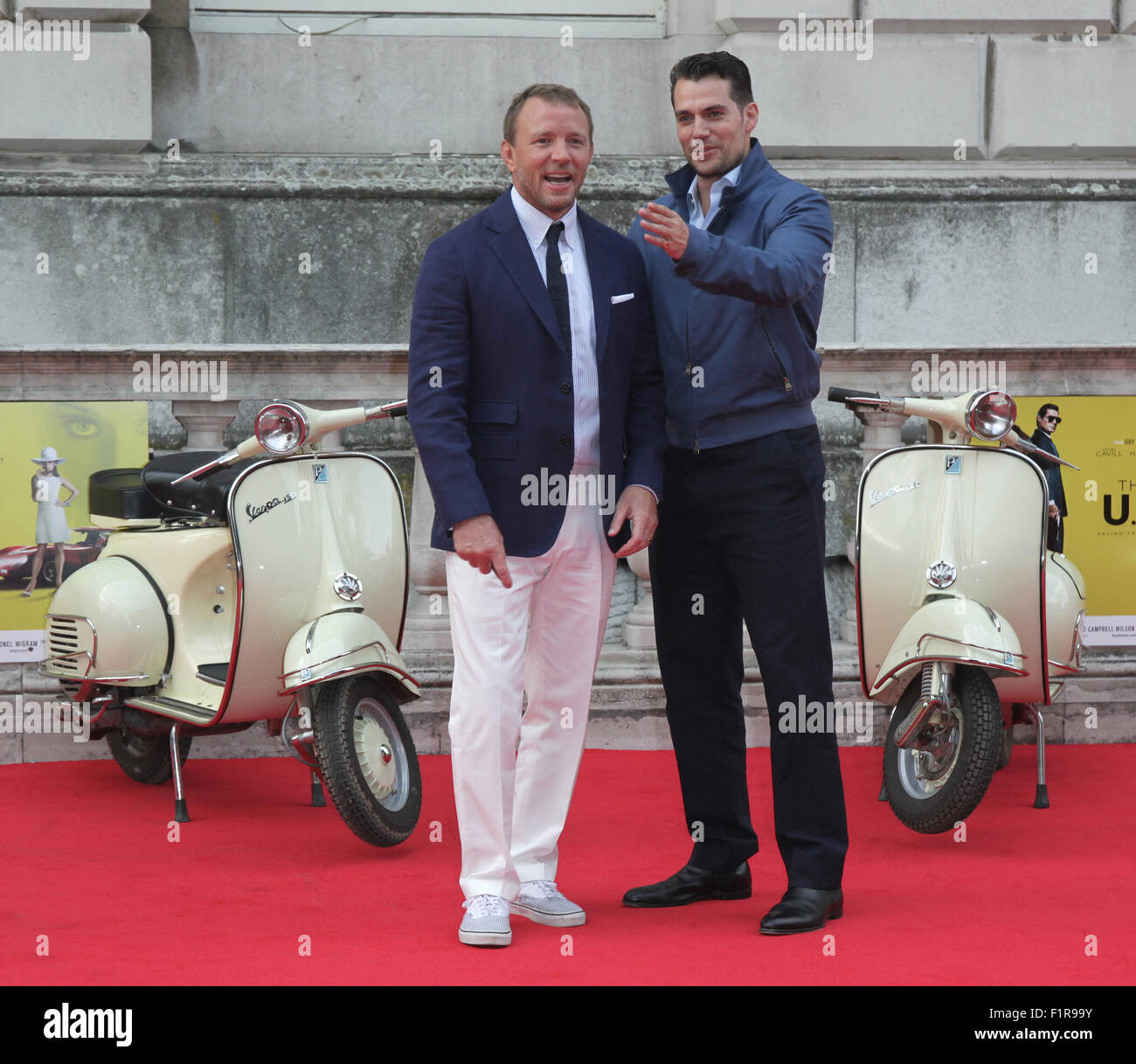 Londres, Royaume-Uni, le 7 août 2015 : Guy Ritchie ( L ) et Henry Cavill assiste à l'homme de U.N.C.L.E. - UK film premiere at Somerset Hous Banque D'Images