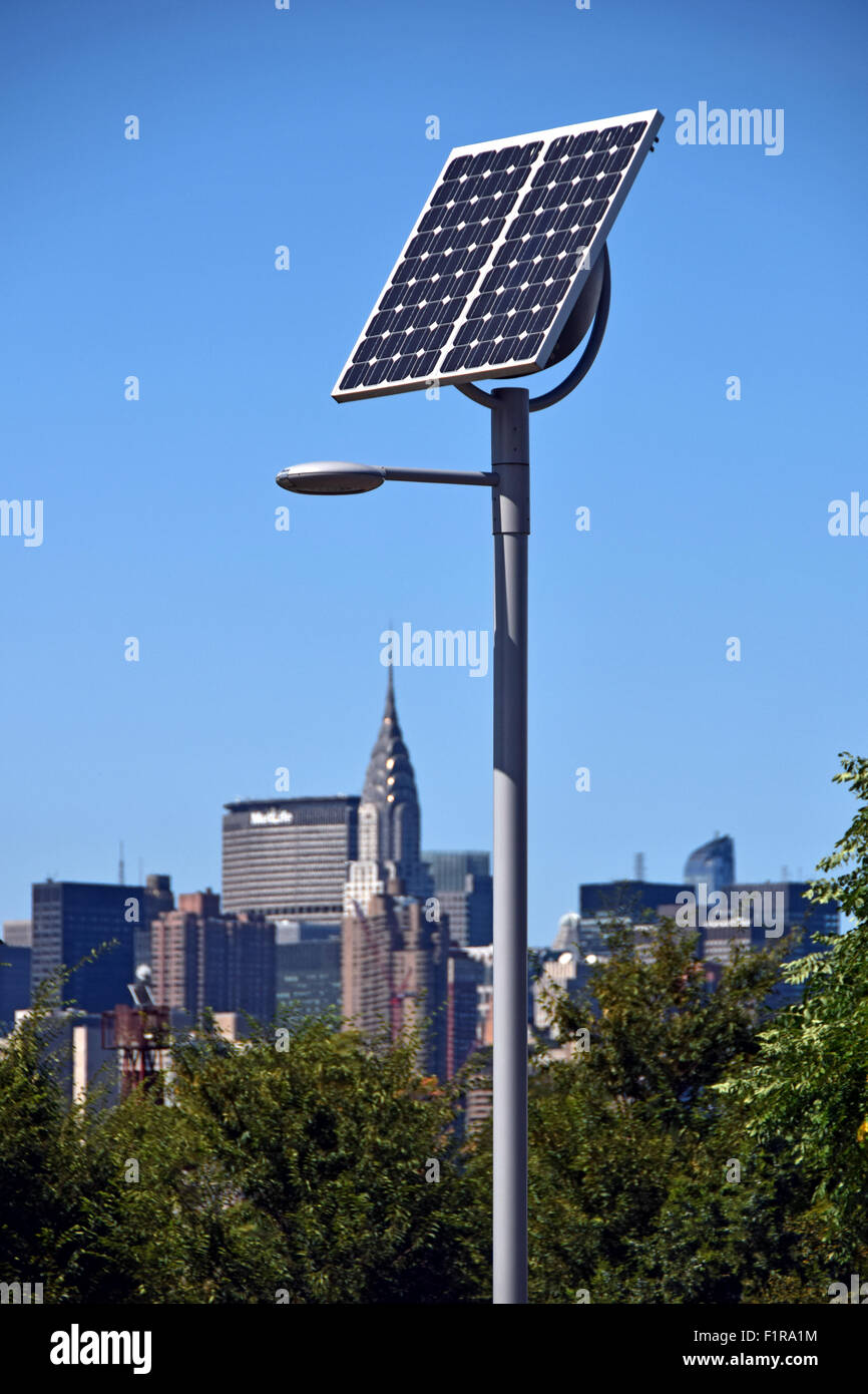 Un panneau solaire dans la région de East River State Park à Brooklyn, New York en vue de Manhattan et le Chrysler Building à l'arrière-plan. Banque D'Images