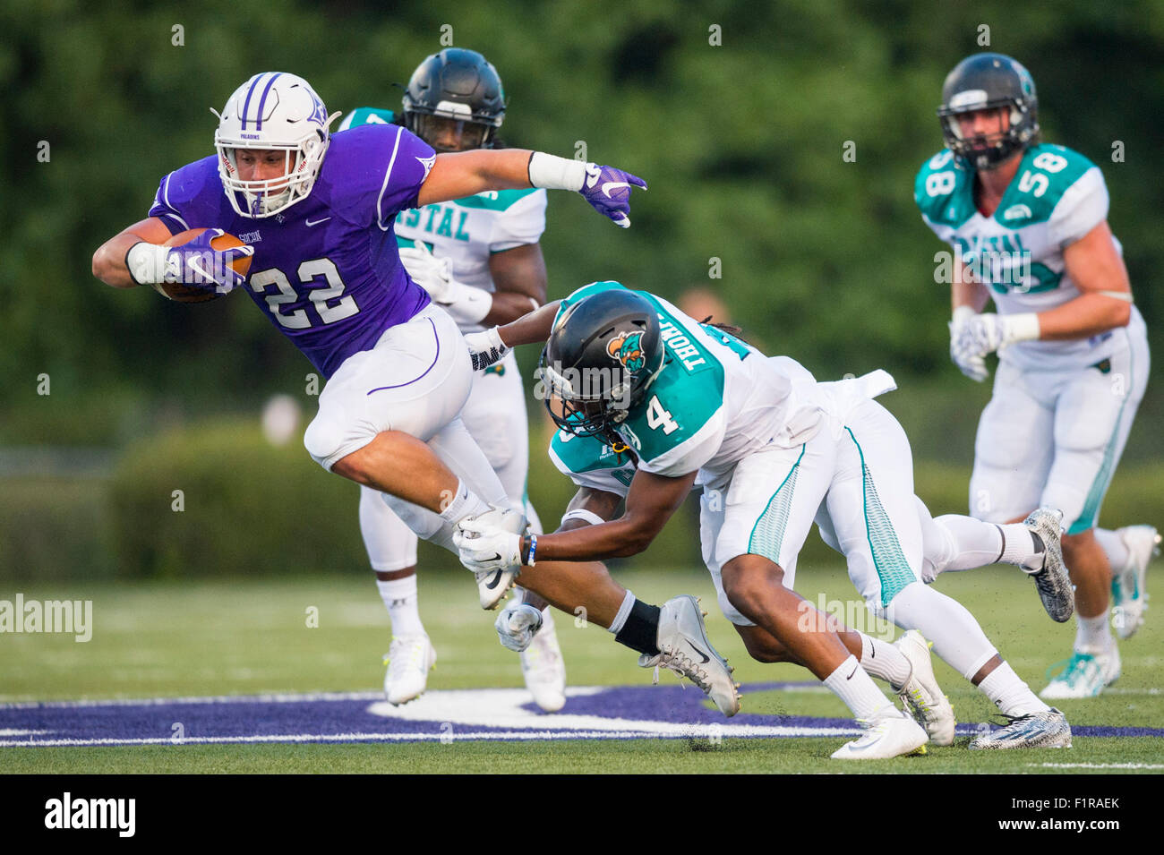 Furman fullback Ernie Cain (22) au cours de la NCAA college football match entre Furman et Coastal Carolina le samedi 05 septembre, 2015 chez Paladin Stadium, à Greenville, S.C. © Cal Sport Media/Alamy Live News Banque D'Images