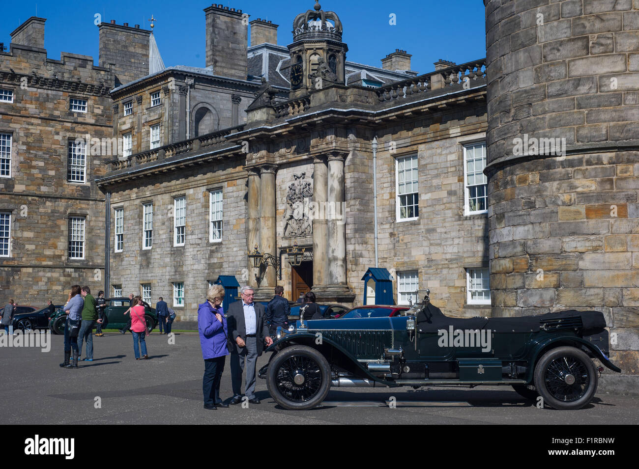 Edimbourg, Ecosse, 6 septembre 2015. Concours d'élégance au palais de Holyroodhouse à Edimbourg. Une variété d'environ 60 de la ligne de voitures classiques les plus rares jusqu'au motif de la Queens palace à Édimbourg. Certaines voitures n'ont jamais été affichés dans le Royaume-Uni. Les wagons avaient été sur une visite de l'Écosse menant en terminant par le concours événement. Crédit : Andrew Steven Graham/Alamy Live News Banque D'Images