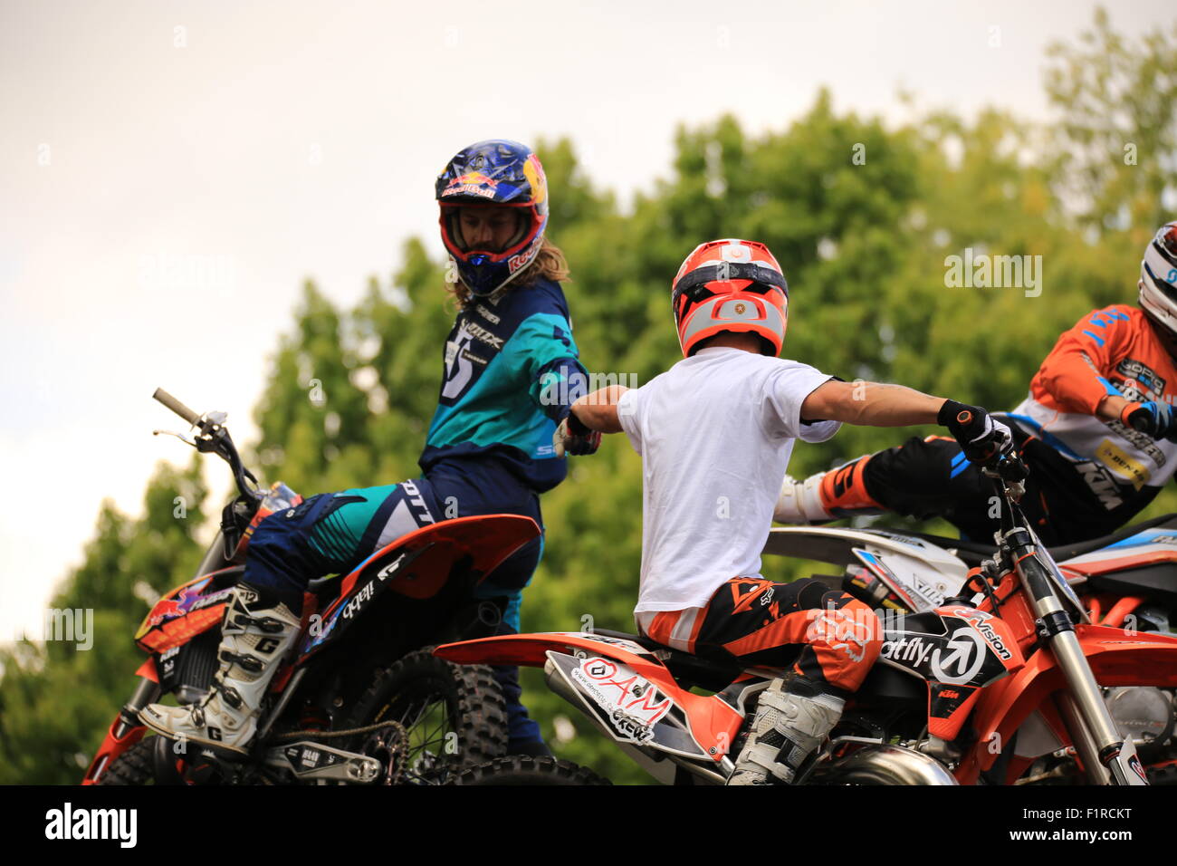 FMX moto motocross moto cross red bull riders fist de secousses mutuelle  pompe Photo Stock - Alamy