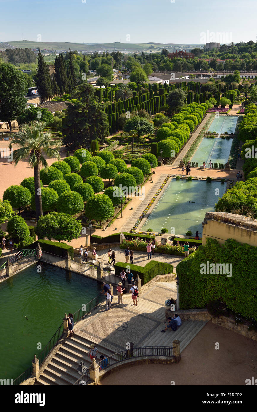 Vue sur les jardins et les étangs de la tour des Lions de l'Alcazar des Rois Chrétiens Cordoba Banque D'Images
