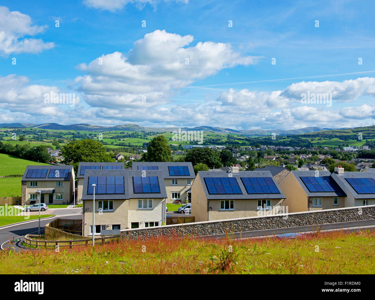Nouveaux logements - Sapin lieu - avec toutes les maisons ayant des panneaux solaires, Kendal, Cumbria, Angleterre, Royaume-Uni Banque D'Images