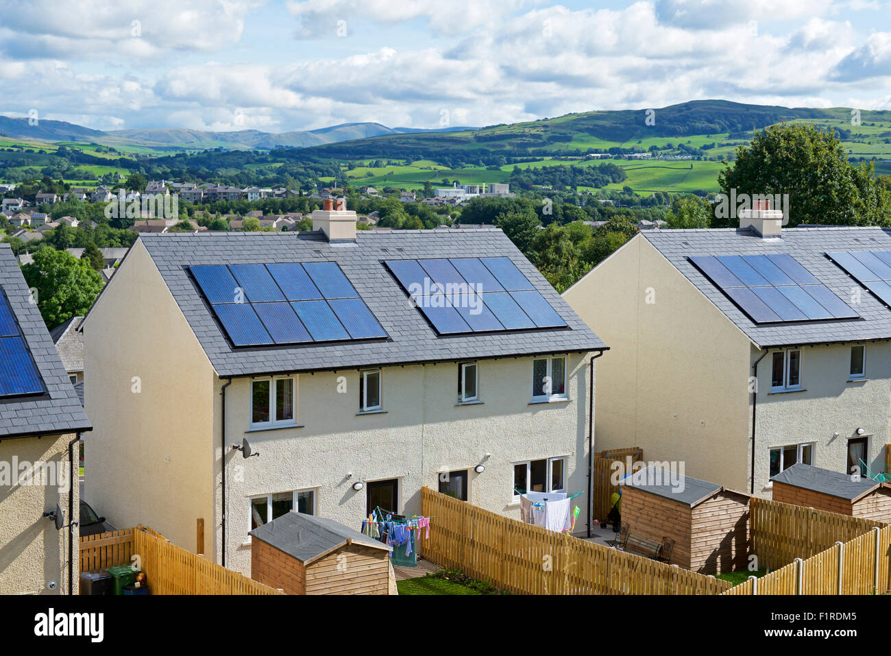 Nouveaux logements - Sapin lieu - avec toutes les maisons ayant des panneaux solaires, Kendal, Cumbria, Angleterre, Royaume-Uni Banque D'Images