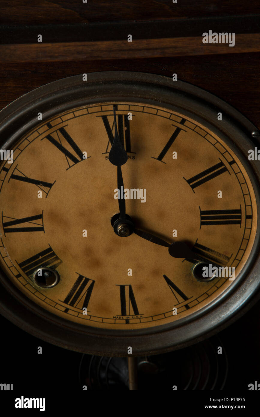 Horloge ancienne montrant 4:00 Banque D'Images