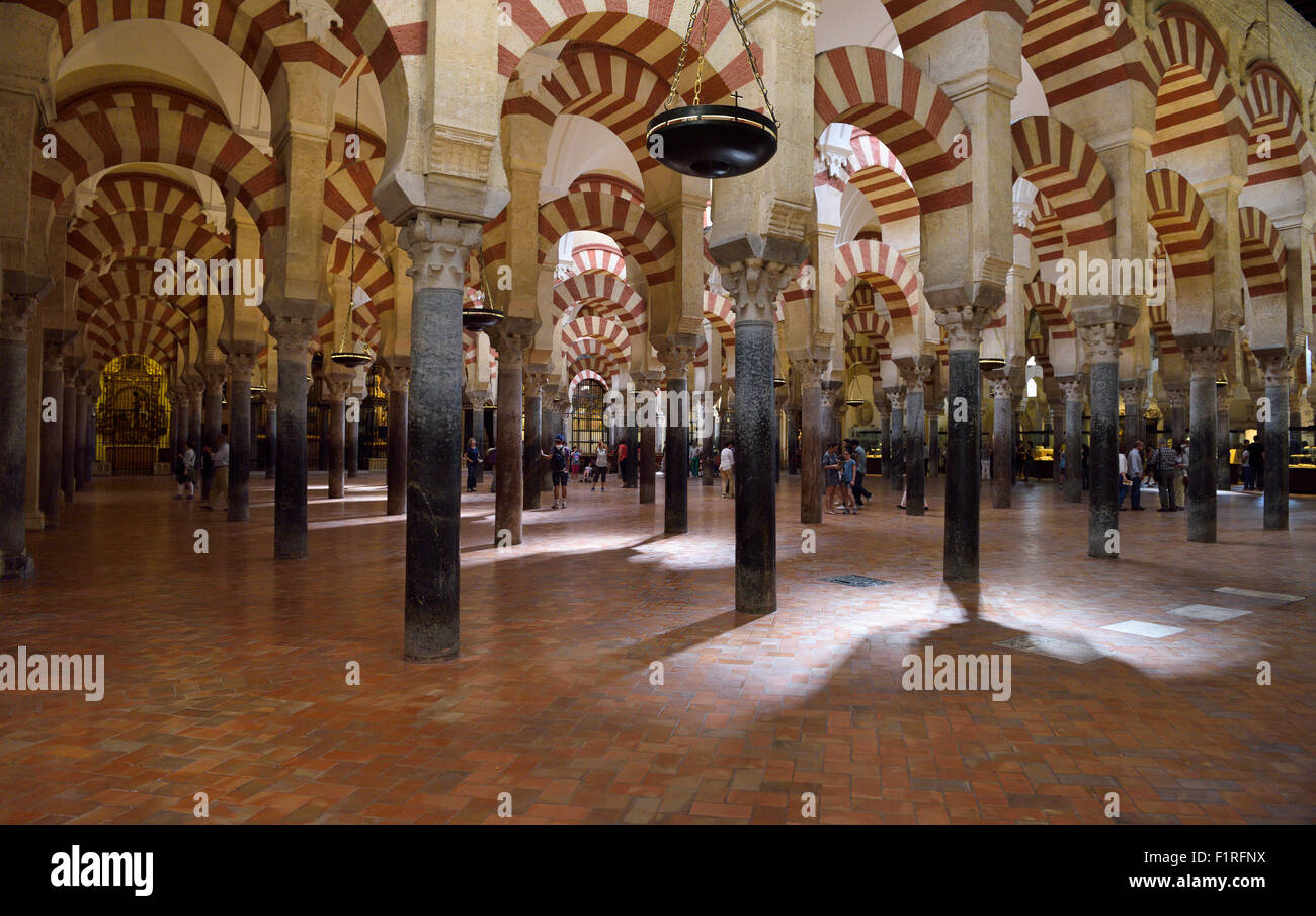 Rouge et blanc double arches sur colonnes romaines à la mosquée salle de prière dans le cordoba notre dame de la cathédrale de l'assomption espagne Banque D'Images