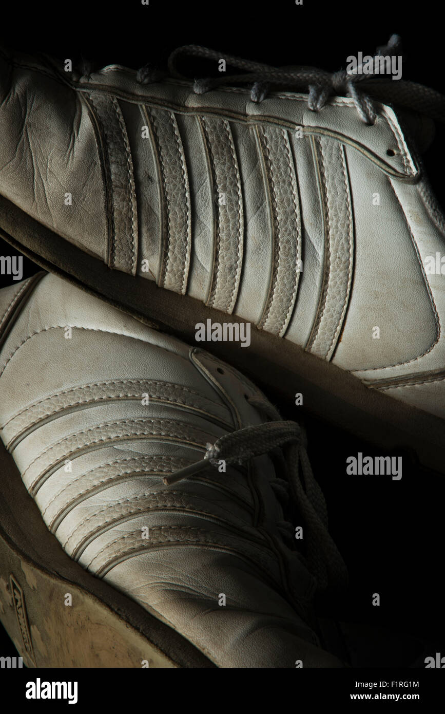 Vieilles chaussures de course blanc Banque D'Images