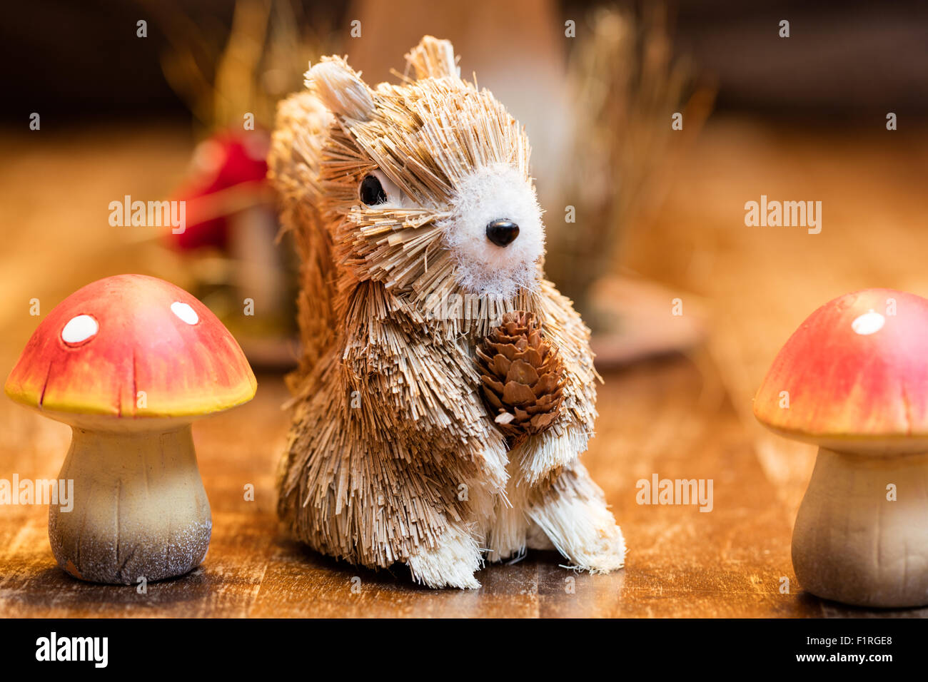 Scène d'automne avec des champignons rouges et de l'écureuil Banque D'Images