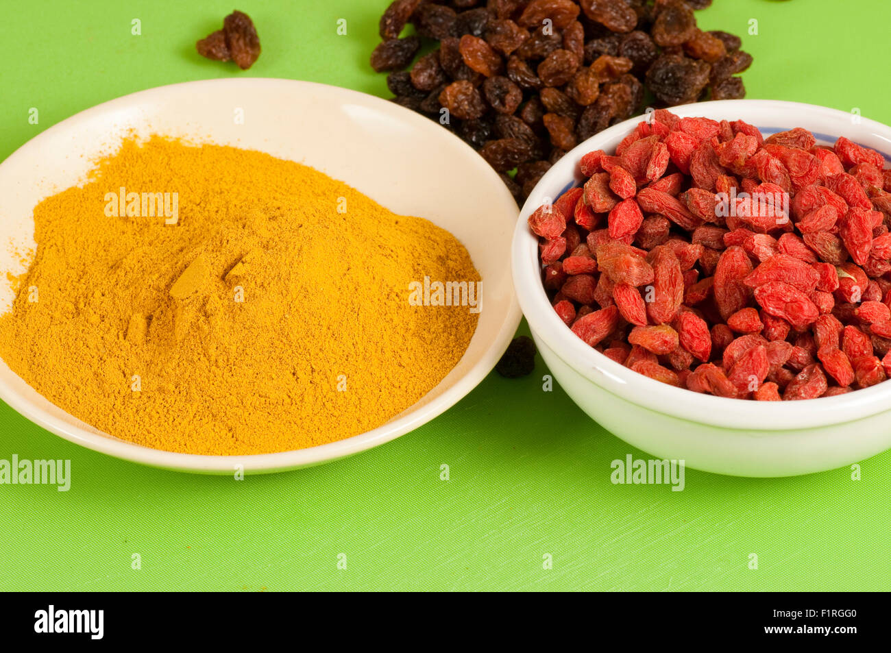 Présentation des baies de goji, myrtilles et curcumin Banque D'Images