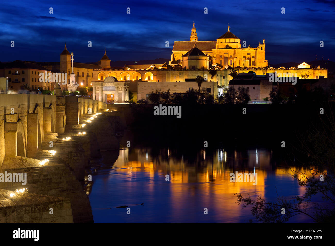 Mosquée Cathédrale de Cordoue reflète dans Guadalquivir avec pont romain au crépuscule Banque D'Images