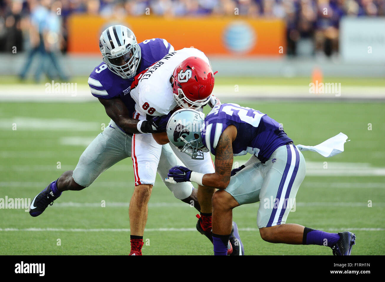 Manhattan, Kansas, États-Unis. 05 Sep, 2015. Le Dakota du Sud les Coyotes de wide receiver Brandt Van Roekel (88) est abordé par Kansas State Wildcats arrière défensif Nate Jackson (24) et Kansas State Wildcats linebacker Élie Lee (9) en action au cours de la NCAA Football match entre les coyotes du Dakota du Sud et à l'Etat du Kansas, Bill Snyder Family Stadium à Manhattan, Kansas. Kendall Shaw/CSM/Alamy Live News Banque D'Images