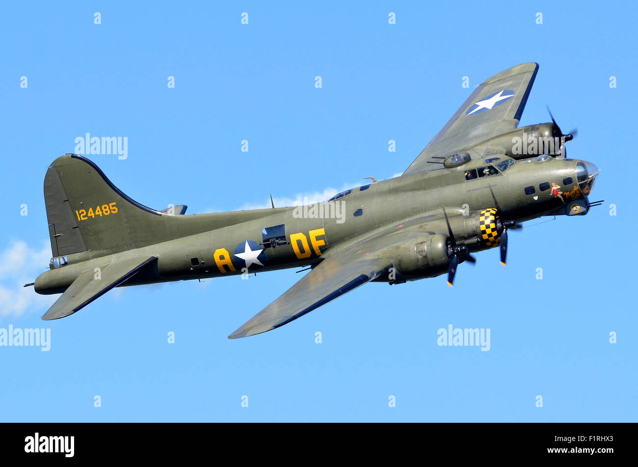 Boeing B-17G Flying Fortress 'Sally B' faisant un survol à faible victoire Cosby Show, Leicestershire, UK, 2015. Crédit : Antony l'ortie/Alamy Live News Banque D'Images