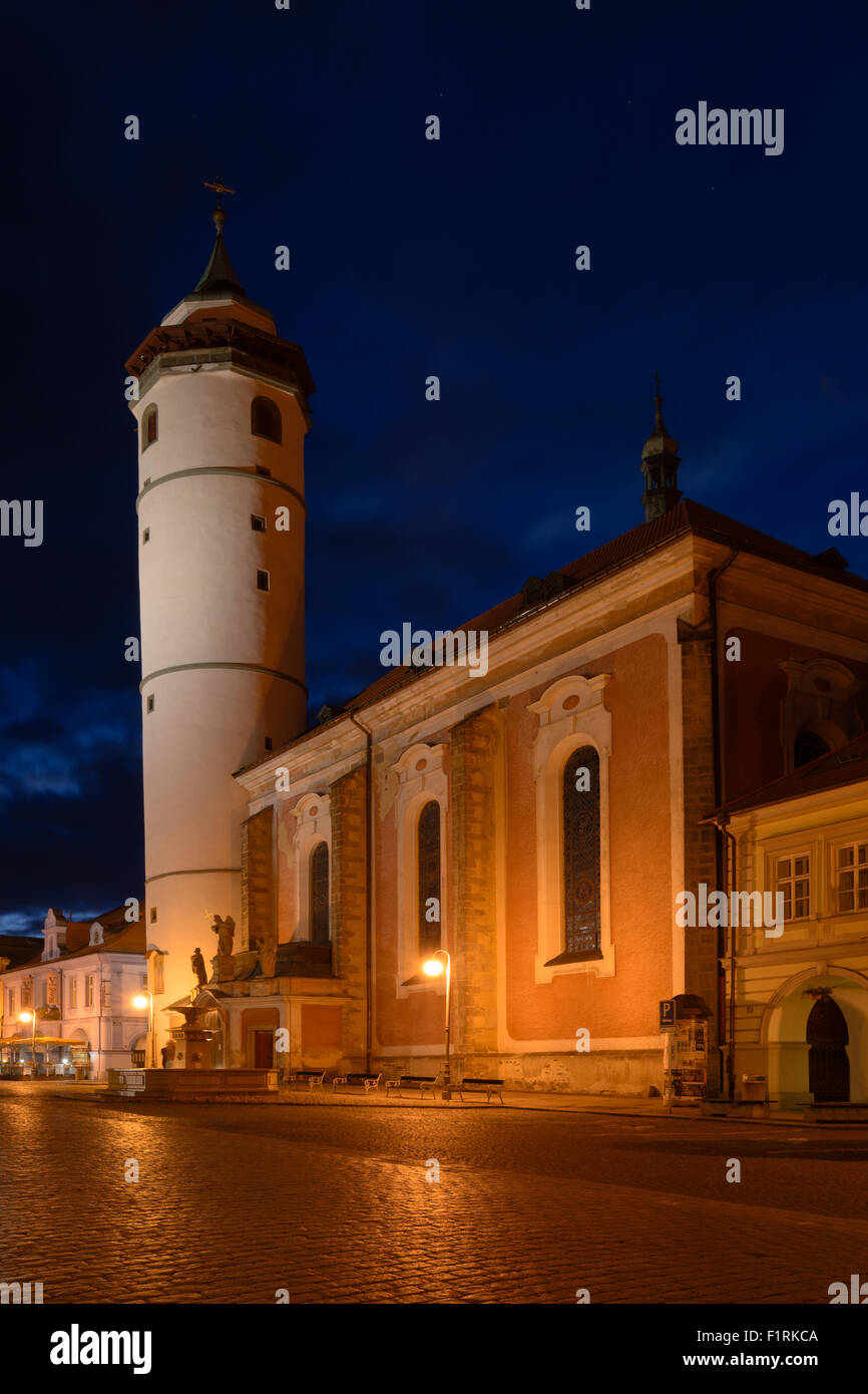 Domazlice, République Tchèque, Europe - 5 septembre 2015 : nuit vue sur l'église de la Nativité de la Bienheureuse Vierge Marie Banque D'Images