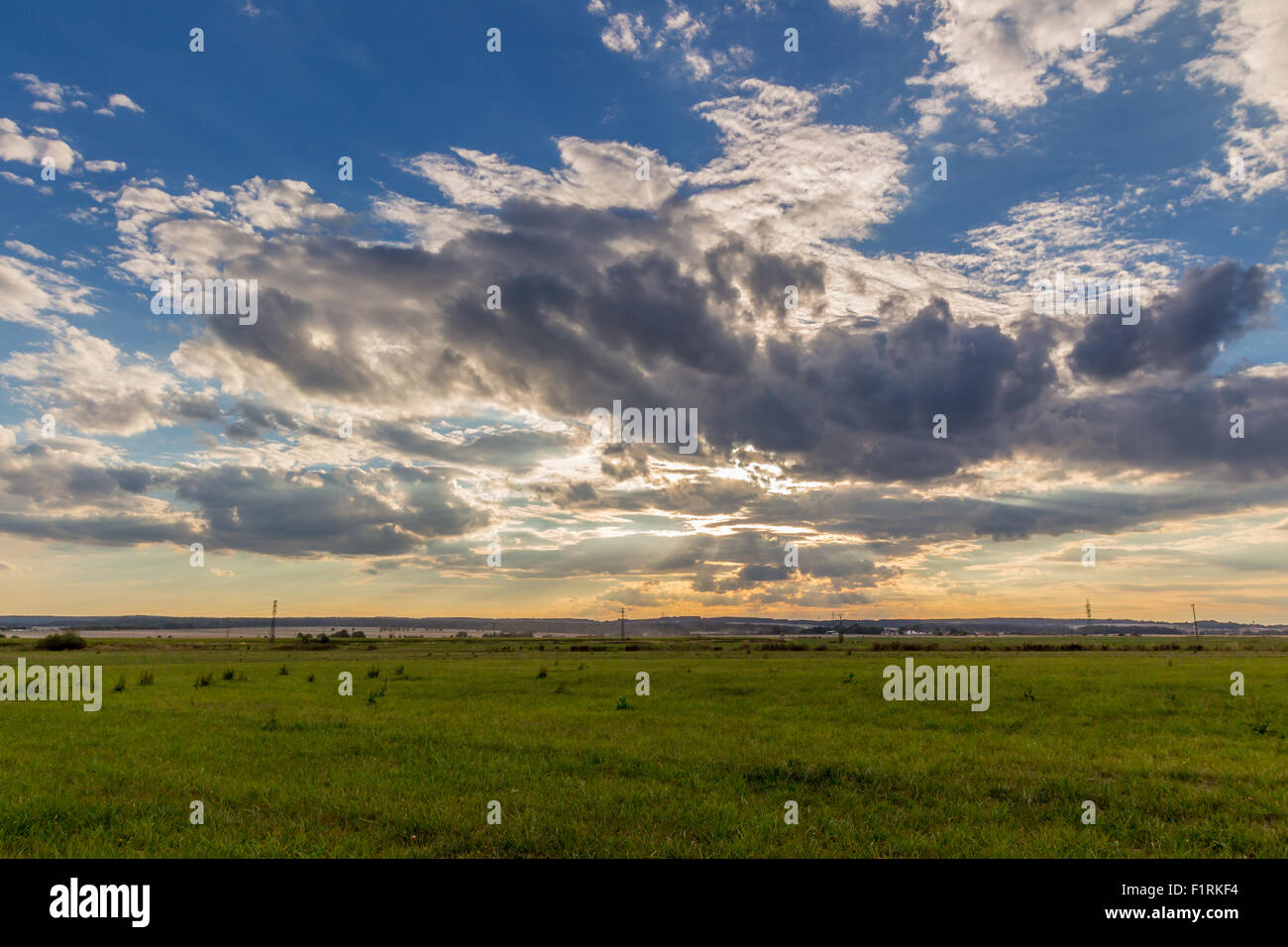 Plus de coucher de soleil spectaculaire green field Banque D'Images