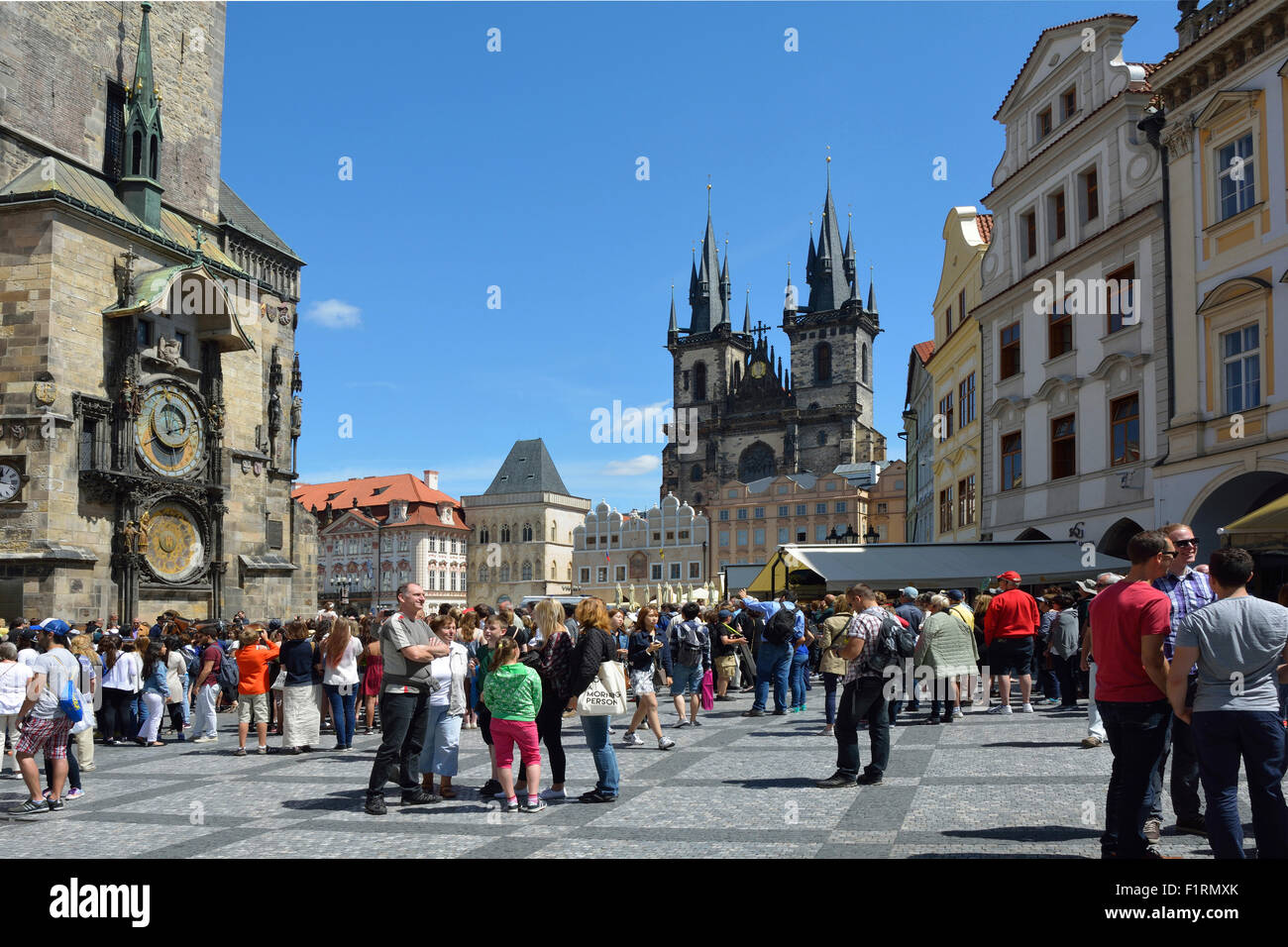 Les touristes à la place de la vieille ville de Prague en République tchèque. Banque D'Images