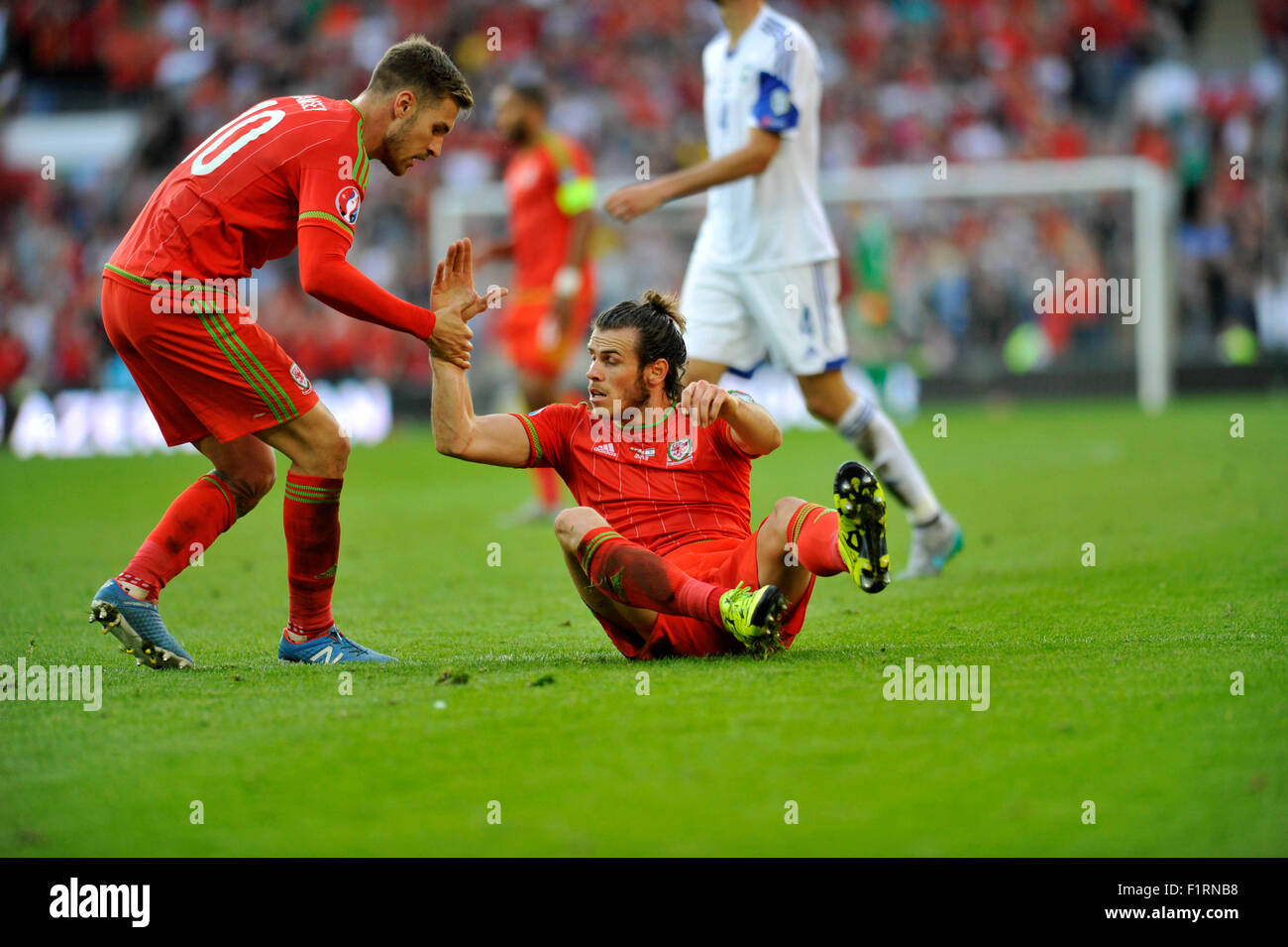 Cardiff, Wales, UK. 6 Septembre, 2015. Qualification Euro 2016 : Pays de Galles v Israël au Cardiff City Stadium. Gareth Bale de galles est aidé à ses pieds par Aaron Ramsey. Usage éditorial uniquement. Credit : Phil Rees/Alamy Live News Banque D'Images