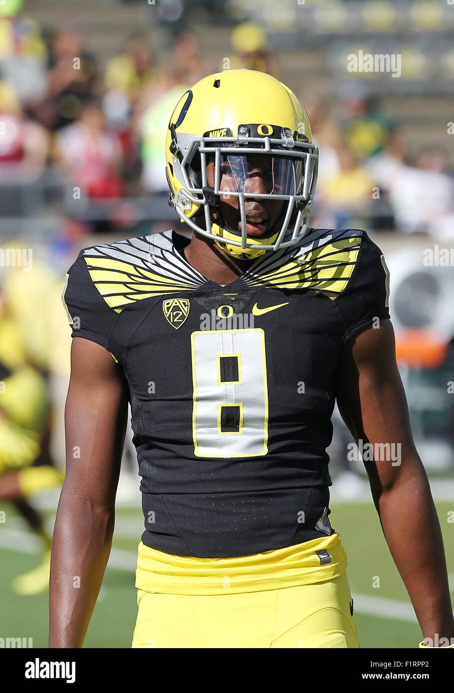 Autzen Stadium, Eugene, OR, USA. 12Th Mar, 2015. Oregon arrière défensif Reggie Daniels (8) avant le début de la NCAA football match entre les canards et l'Est de l'État de Washington Eagles à Autzen Stadium, Eugene, OR. Larry C. Lawson/CSM/Alamy Live News Banque D'Images