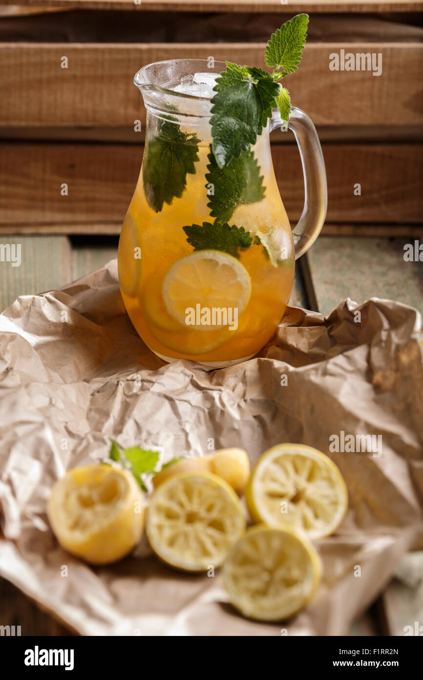 Pichet de limonade glacée avec mélisse. De style rustique, selective focus Banque D'Images