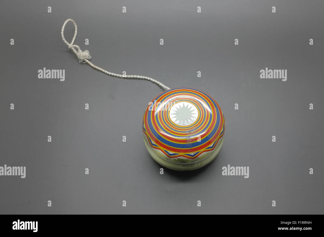 Yoyo vintage avec du matériel roulant de la ficelle en forme de coeur Banque D'Images