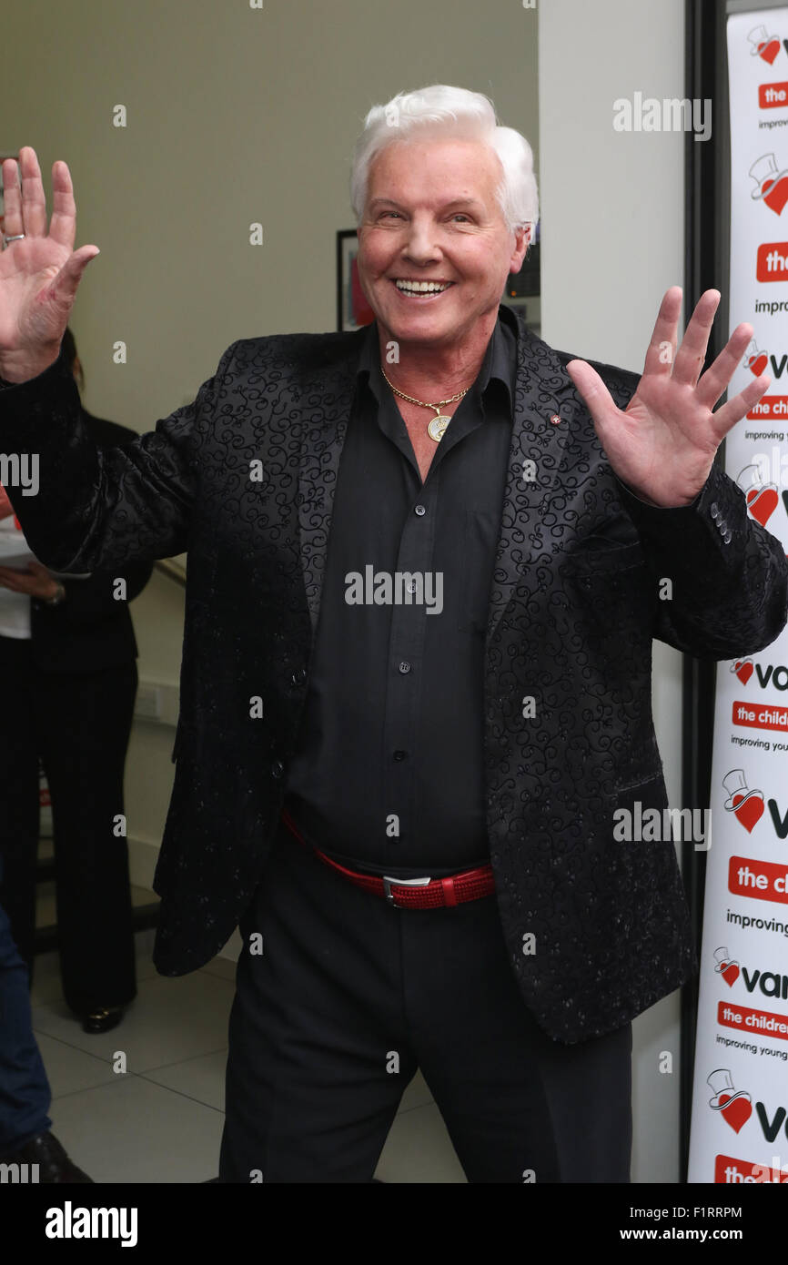 Londres, Royaume-Uni, 19 mai 2015 : Jess Conrad assiste au Shooting Stars' Party de lancement du livre à Londres. Banque D'Images