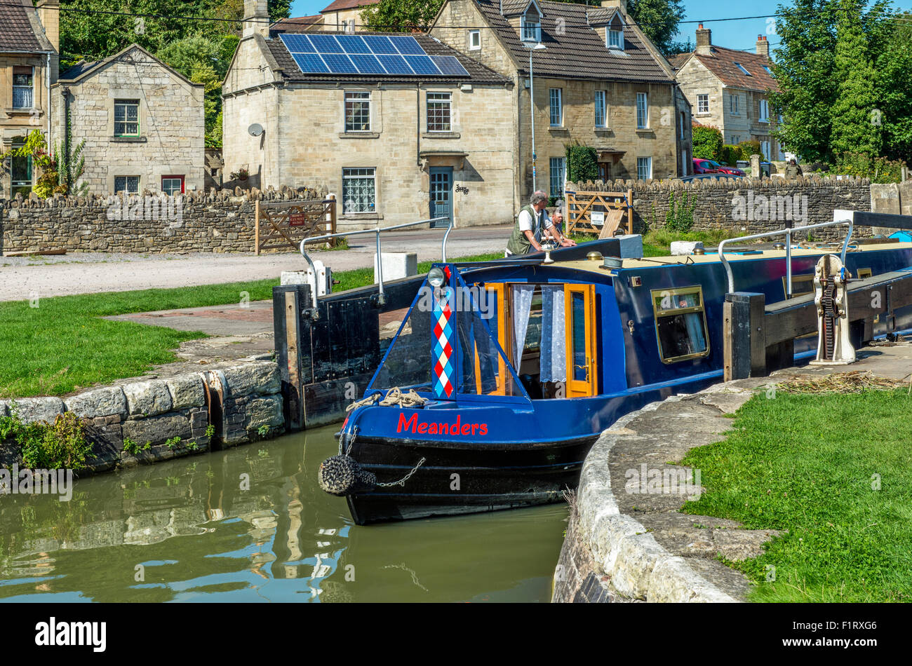 Bateau de passage d'écluses Bradford on Avon Wiltshire Banque D'Images