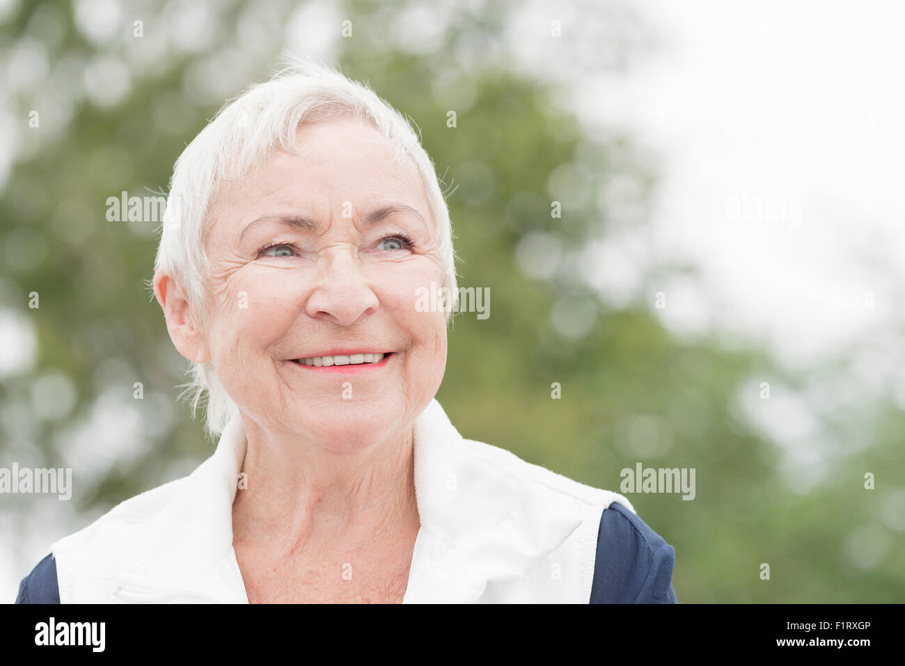 Smililing femme senior avec les cheveux gris Banque D'Images