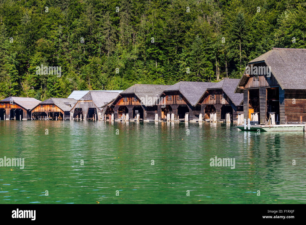 Le dock par le lac Obersee, Parc National de Konigsee, Bayern, Allemagne Banque D'Images