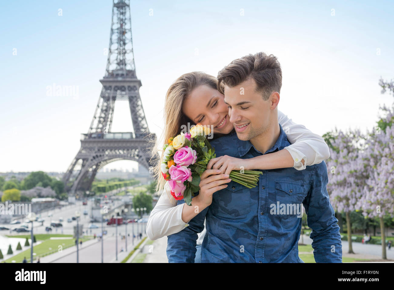 En couple à Paris Banque D'Images