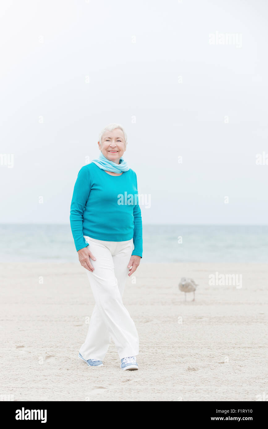 Smililing femme senior avec les cheveux gris Banque D'Images