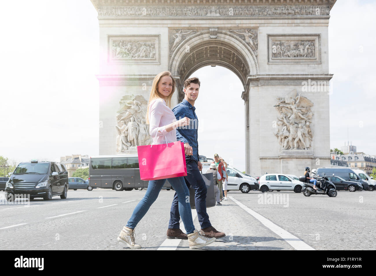 Couple shopping sur l'Avenue des Champs Elysées Banque D'Images