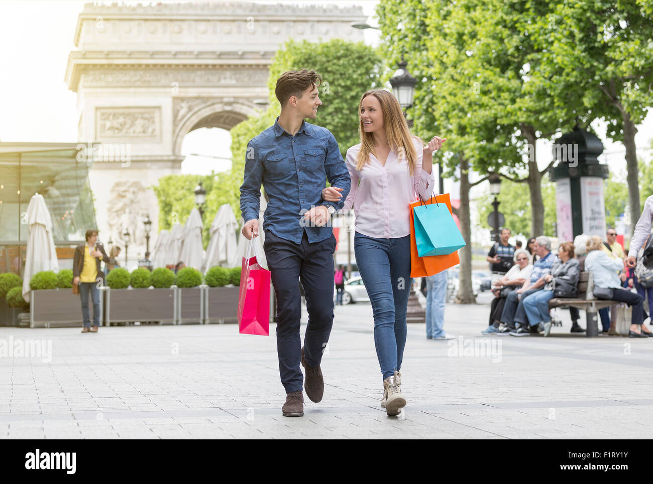 Couple Shopping sur l'Avenue des Champs Elysées Banque D'Images
