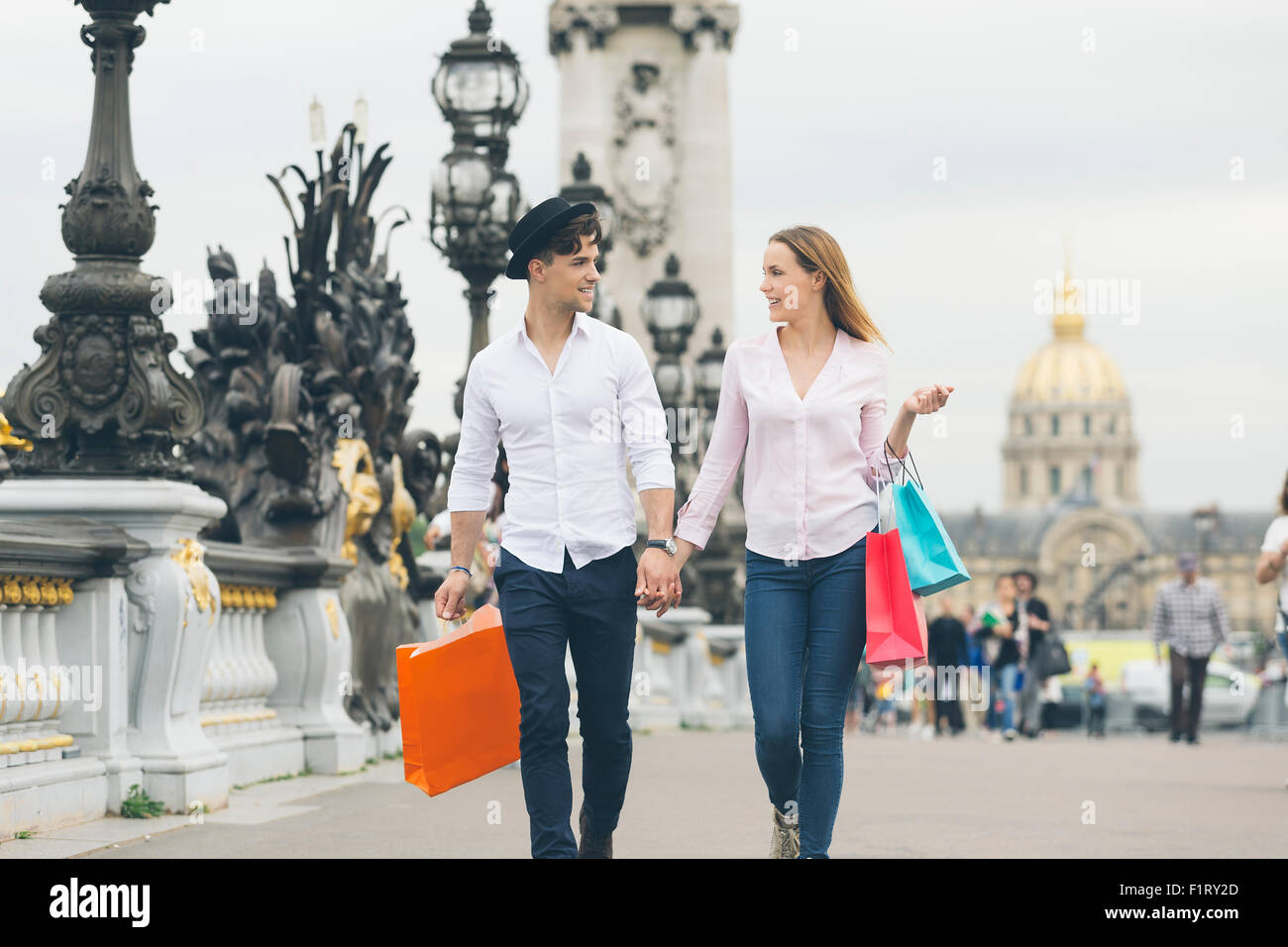 Couple shopping à Paris Banque D'Images