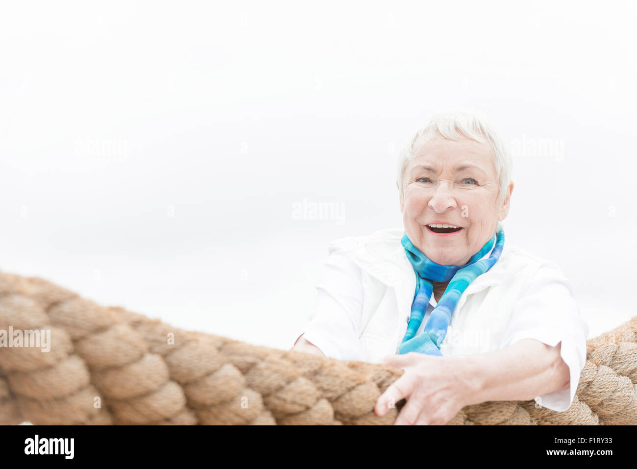 Smililing femme senior avec les cheveux gris Banque D'Images