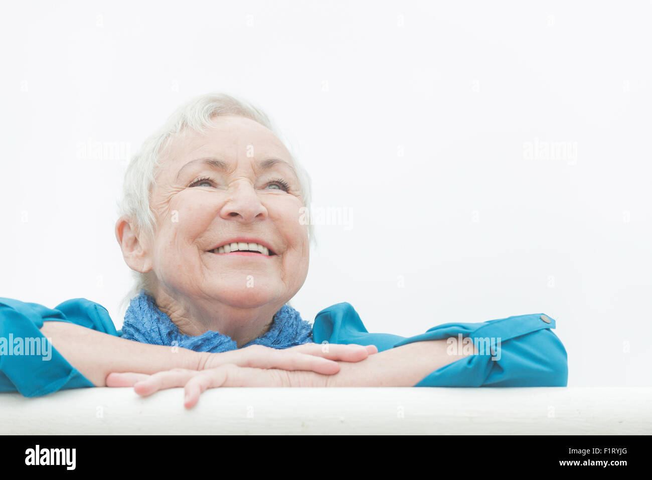 Smililing femme senior avec les cheveux gris Banque D'Images