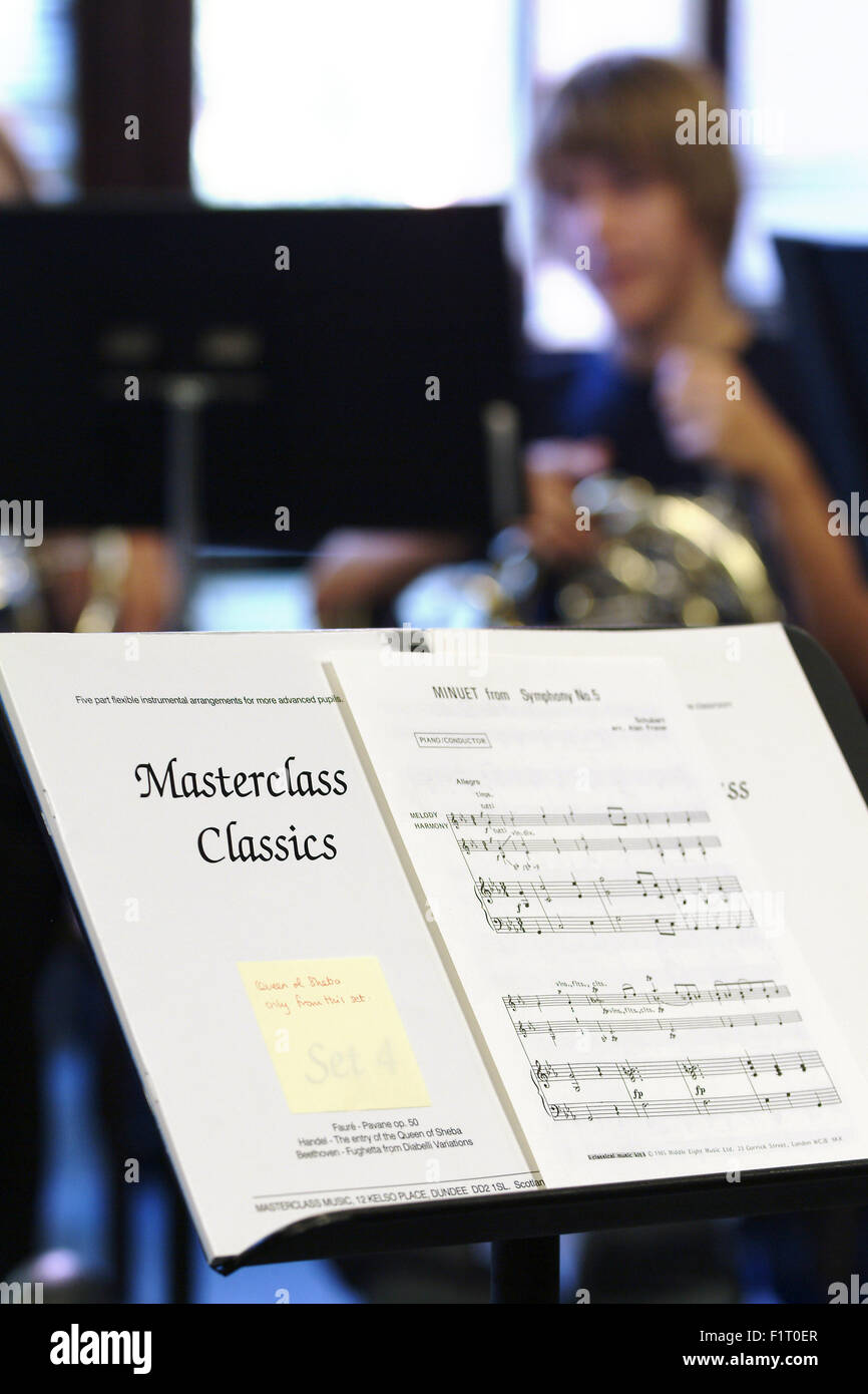 Feuilles de musique sur un stand dans une classe de musique à l'école Banque D'Images