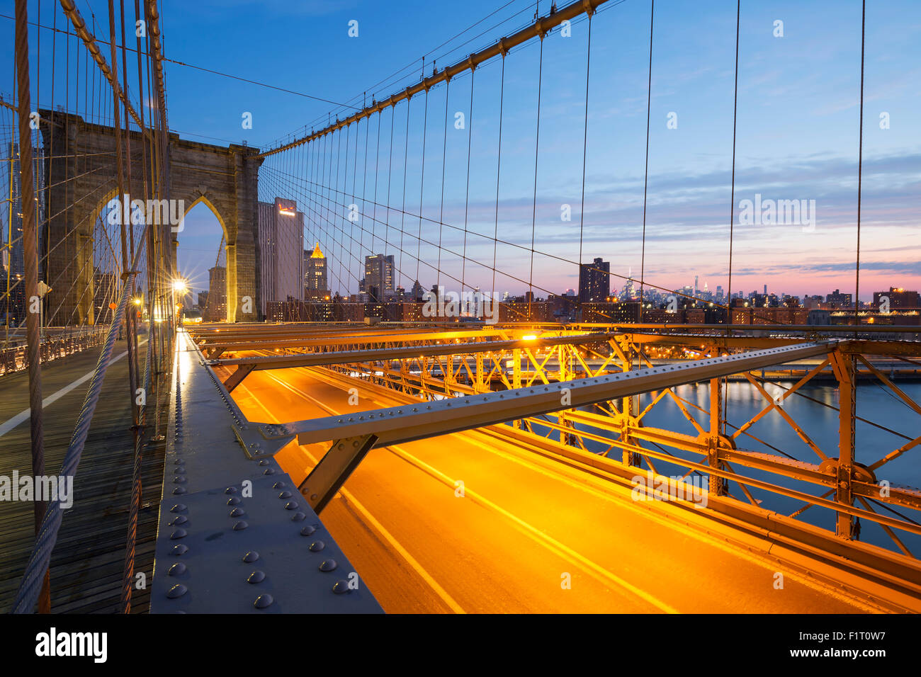 Image de la célèbre Brooklyn Bridge au lever du soleil. Banque D'Images