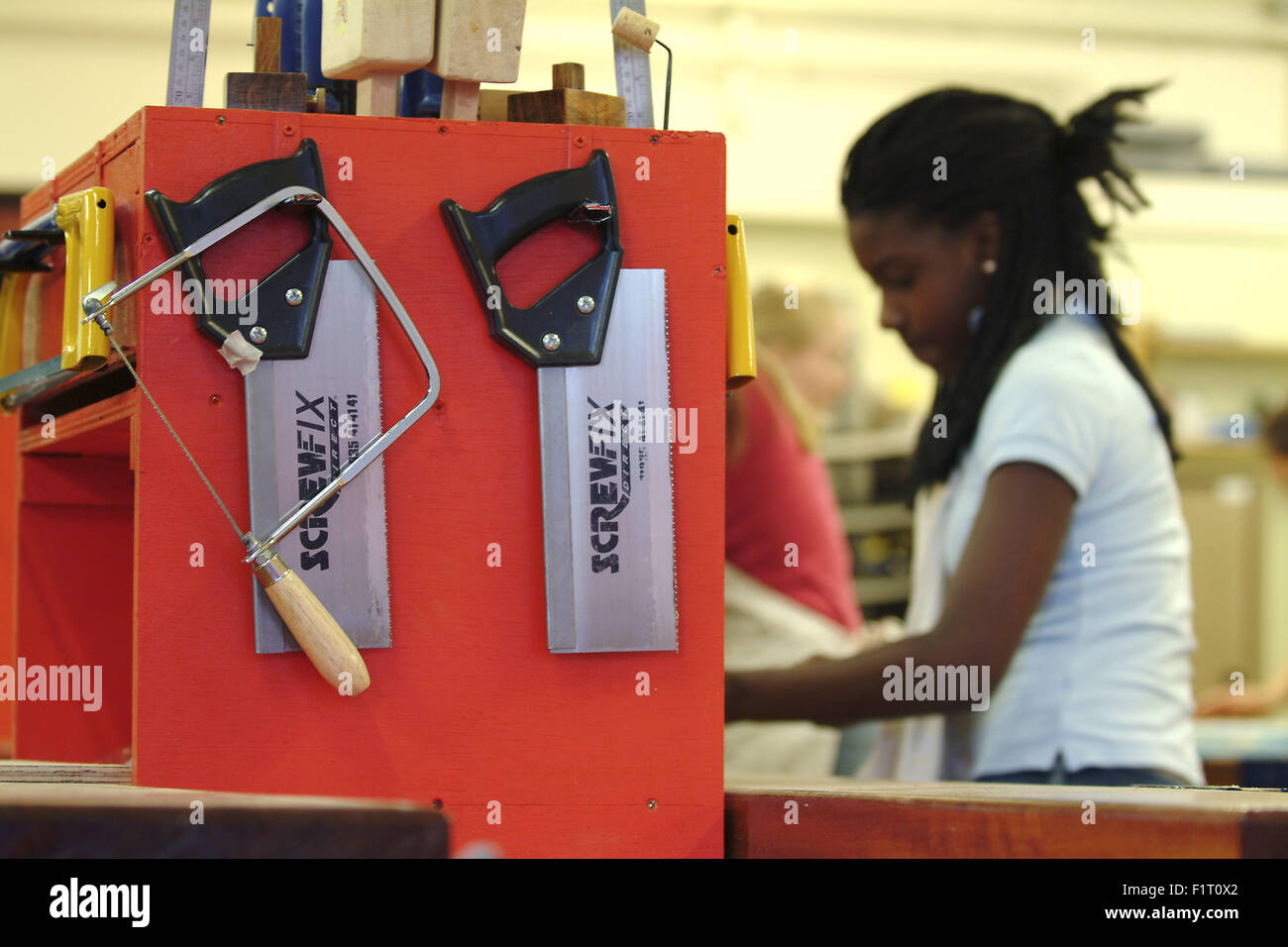 Close up de scies dans une école HAC (Craft Design Technology) classe avec black female student Banque D'Images