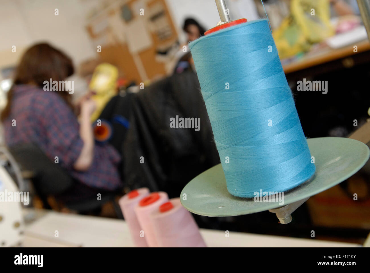 Fil bleu clair à l'école classe de couture de fusée Banque D'Images