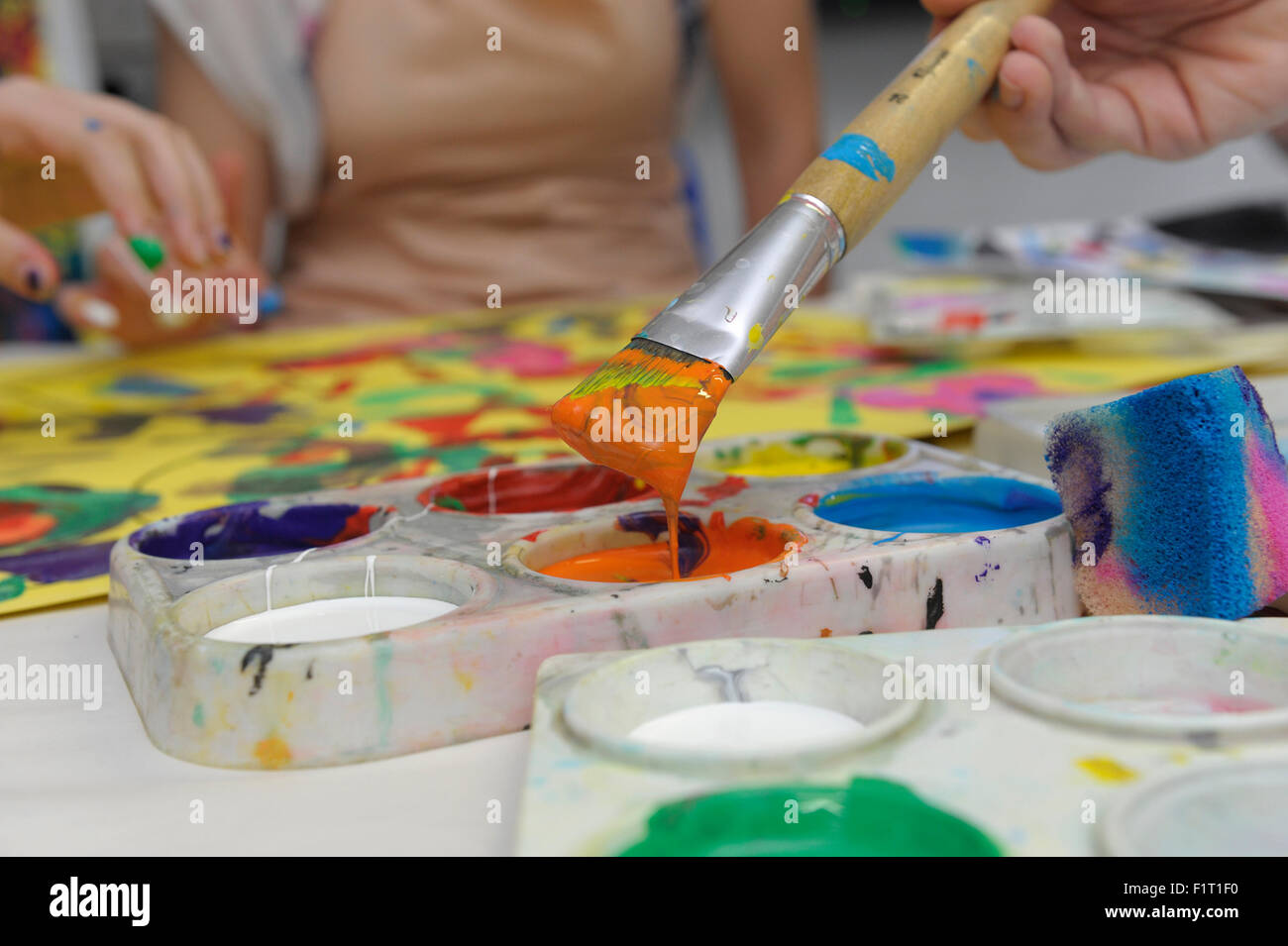 Les mains des enfants l'écriture, la peinture,dessin,coloriage Banque D'Images